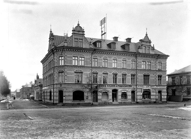 Saedénska huset vid torget. Uppfört 1892.