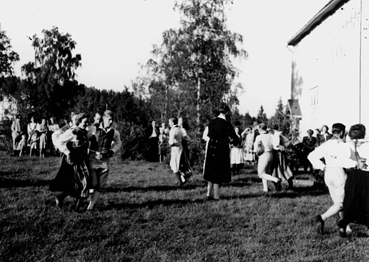 Hembygdsbröllop 1947, folkdansare i skolparken.