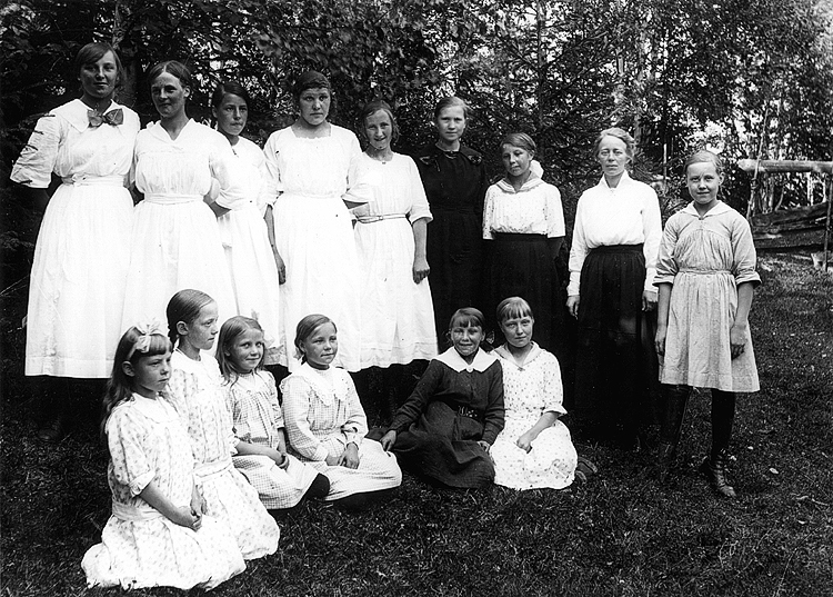 Flickorna från Skansholm. Från vänster: Helga B...