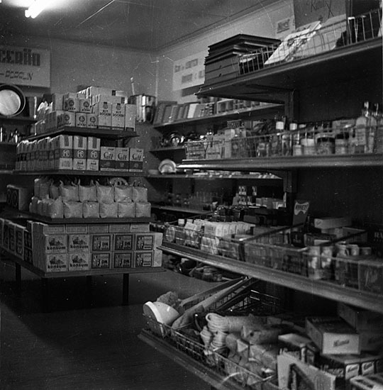 Interiör från Konsums affär i Vilhelmina, 1945.