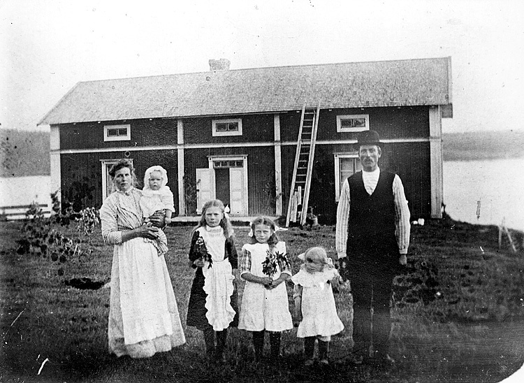 Familjen Karlsson år 1915. De tre döttrarna är ...