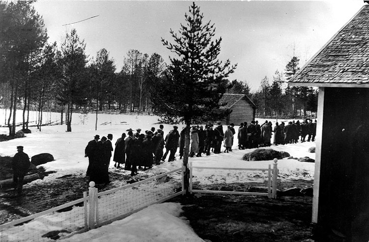 Folk på väg till kyrkan omkring 1927.