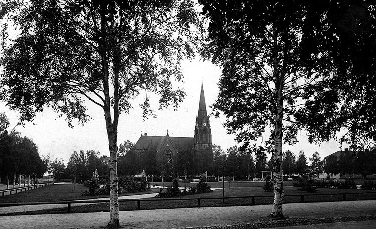 Umeå stads kyrka. Kyrkan och Skolparken.
