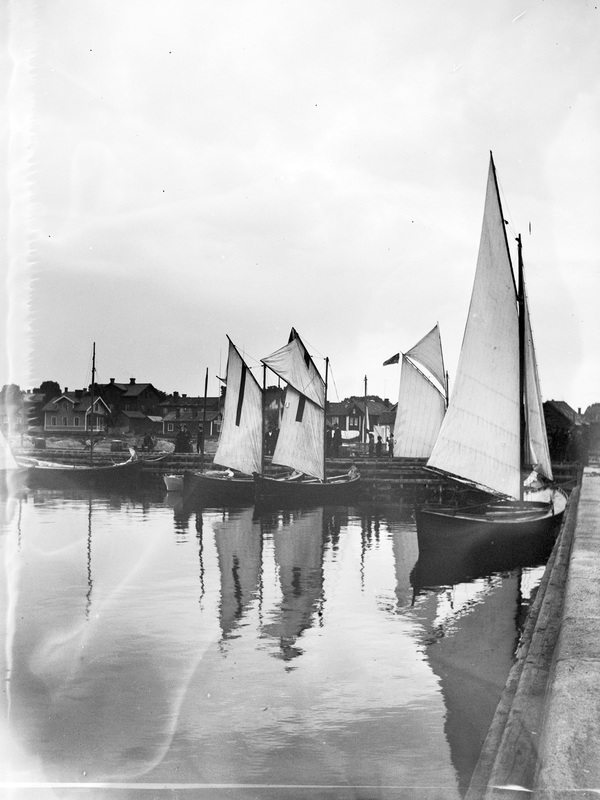 Lotsbåtar i hamn omkring 1904