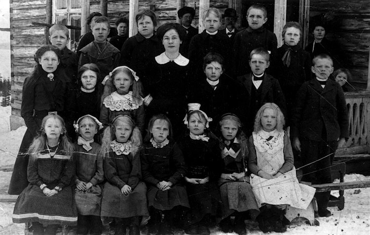 Ormsjö omkring 1910. Lärare och elever i Ormsjö.