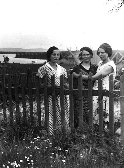 Från vänster: Barbro Karlbom, Lavsjö, gift Sjöl...