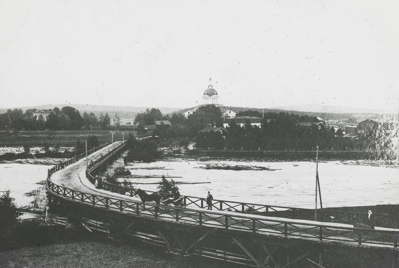Lejonströmsbron med landskyrkan i Skellefteå
