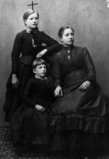 Porträtt på tre oidentifierade kvinnor.