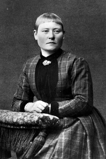 Gertrud Adamsson, född 1862, död 1937. Maken E ...