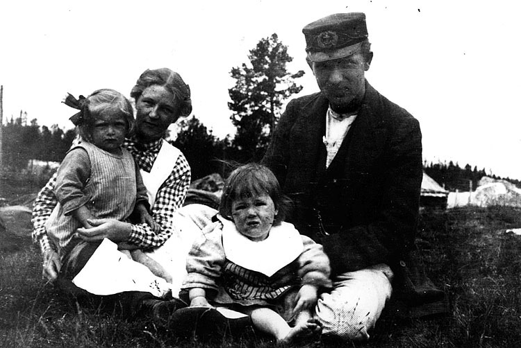 Erik och Nanny Lundberg med döttrarna Ingeborg ...