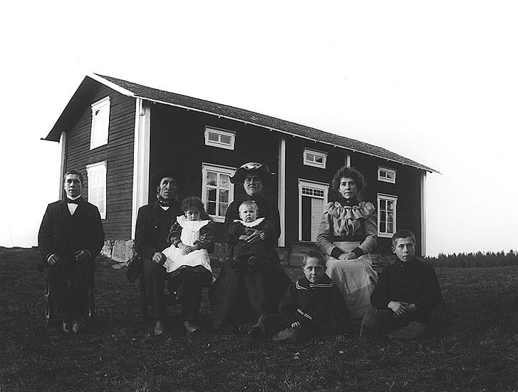 Familjen Lövling, Lövö, Skivsjö. Foto: 1906.