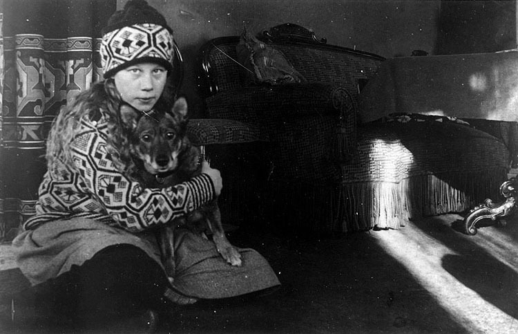 Ingeborg Grapengiesser med hunden Tusse, 1918.