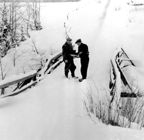 Vägproblem i Skog, 1958. Till höger står hemman...