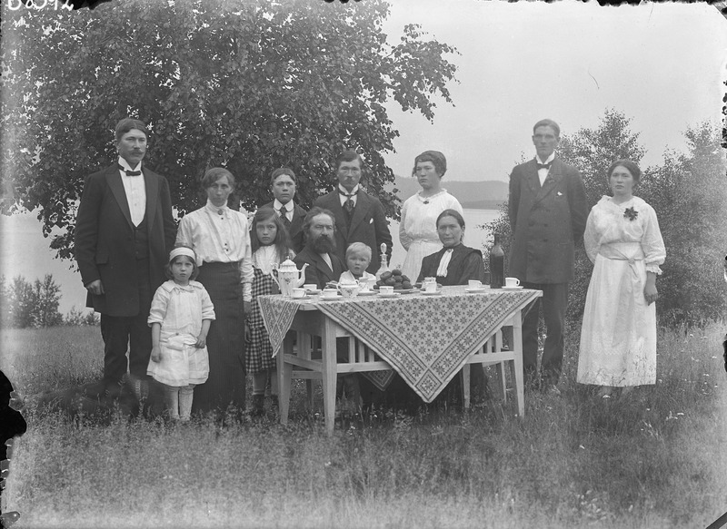 Gruppfoto. Ulrika och Jonas Fredrikssons familj...