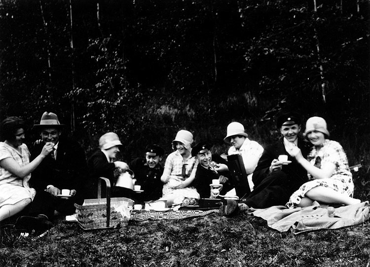 Folkhögskoleelever, Vindeln 1928, äter matsäck ...