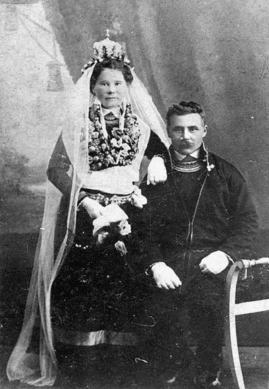 Brudparet vigdes i mars månad 1915 i Åsele kyrk...