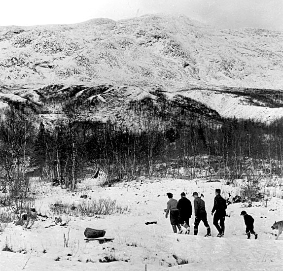 Till arbete i Kittelfjälls slalombacke 1958, gå...