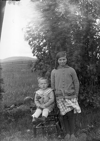 Verner Olssons son fotograferad med en okänd fl...