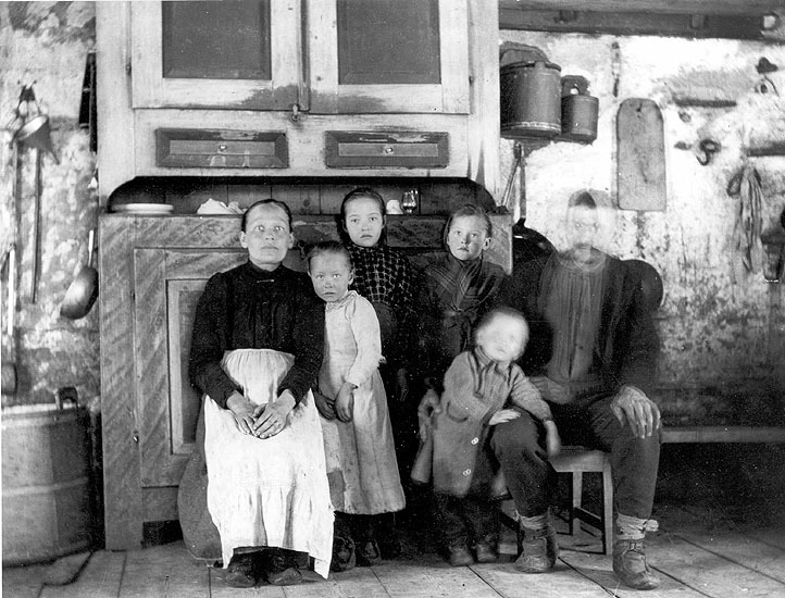 Lojägaren Per Nilsson med familj i köket. 