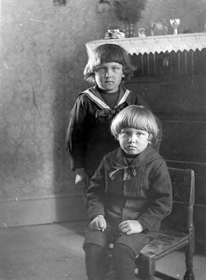Porträtt av två okända barn.