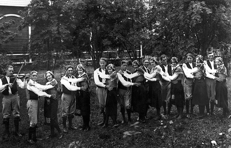 Folkdanslaget ungdomar bär dräkter från 1900-ta...