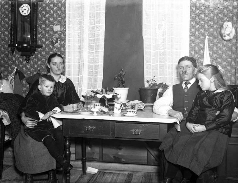 Valf. Norman med fru och barn 24/12 1920