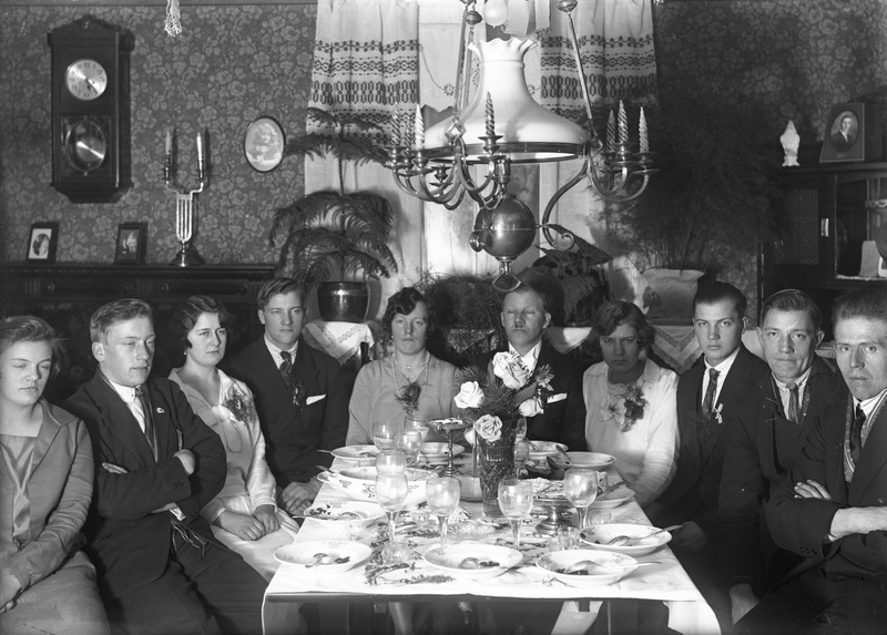 Gruppfoto vid ett festdukat bord.