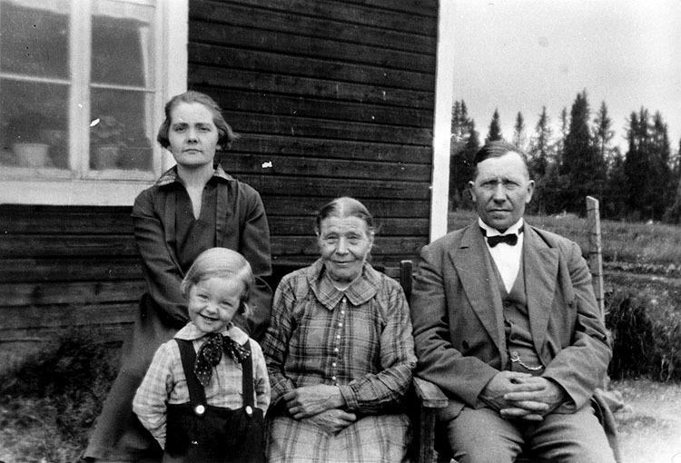 Fyra generationer i Bäsksjö. Från vänster; Fru ...