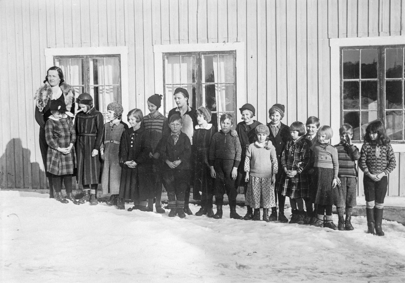Folkskoleklasser i Slussfors 1935-36. Lärarinna...