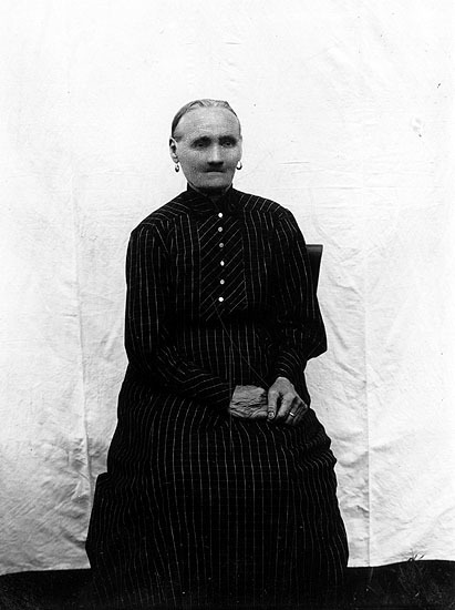 Anna-Stina Persson, född 23/11 1844, född Olofs...