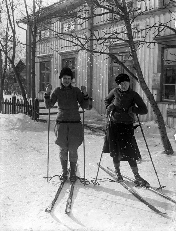 Två kvinnor på skidor