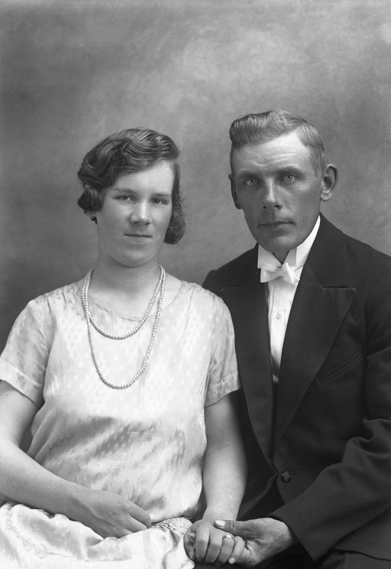 Elsa Hörnlund med make Viktor, Gräsmyr