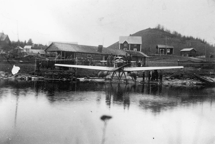 Första flygplanet som kom till Ammarnäs ligger ...