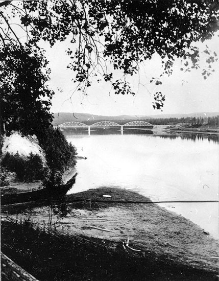 Regementena I 20. Järnvägsbron från nipan.