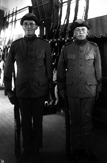 Två soldater iförda I 20:s uniform.
