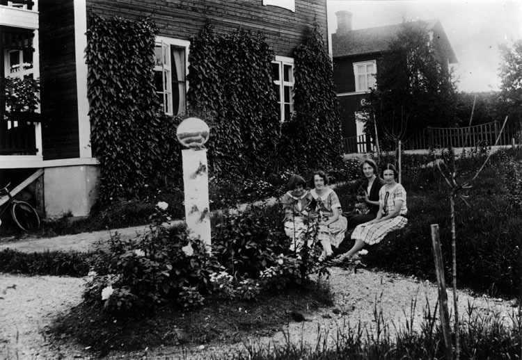 Fröknarna Forsbergs nyanlagda trädgård 1925.