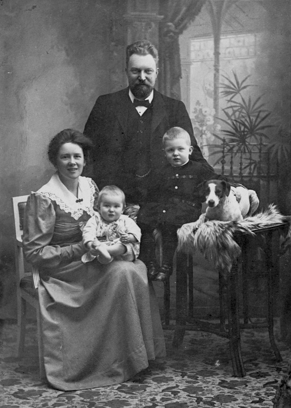 Majas bror John med hustrun Anni och sönerna Le...