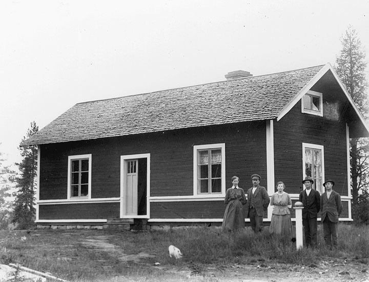Harald Österbergs gård, 1920-talet. Från vänste...
