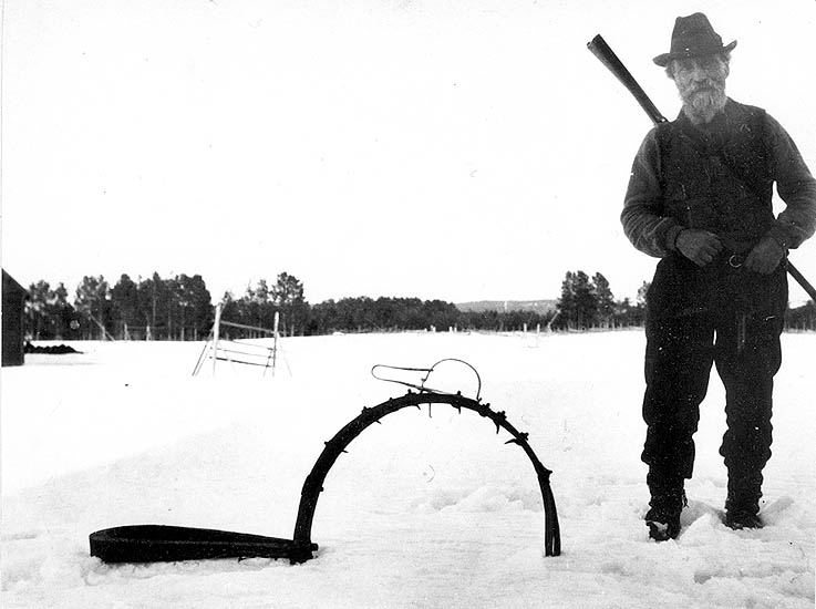Per Johan Norman med björnfälla omkring år 1900.
