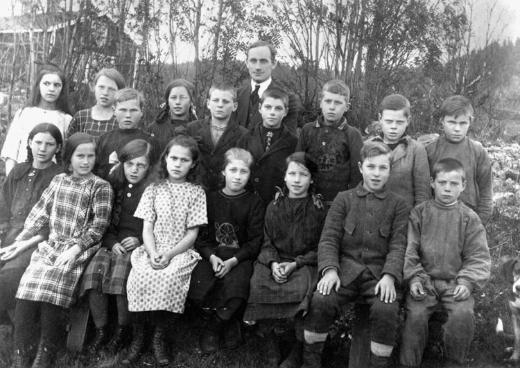 Skolklass från Avaträsk år 1925. Läraren hette ...