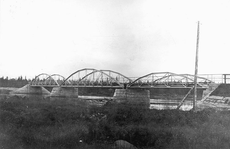 Gamla bron i Bäsksele över Vojmån, färdig 1915 ...