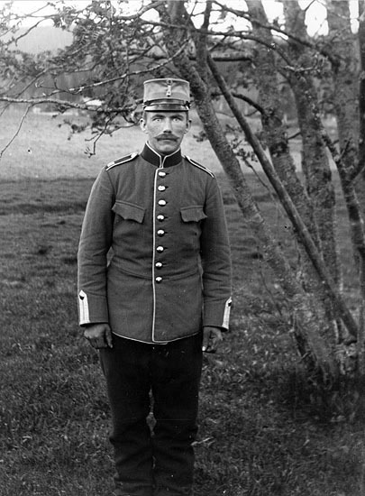 R Karlsson, Rödningsheden, i uniform.