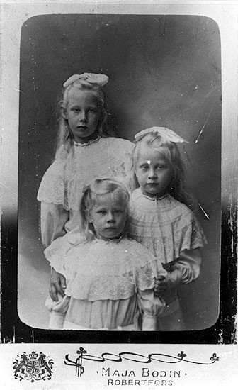 Maj, Elsa och Ingeborg Grapengiesser 1910. Dött...