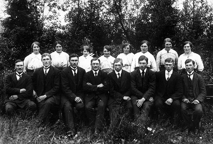Gruppbild av ungdomar från bygden 1917 - 18.