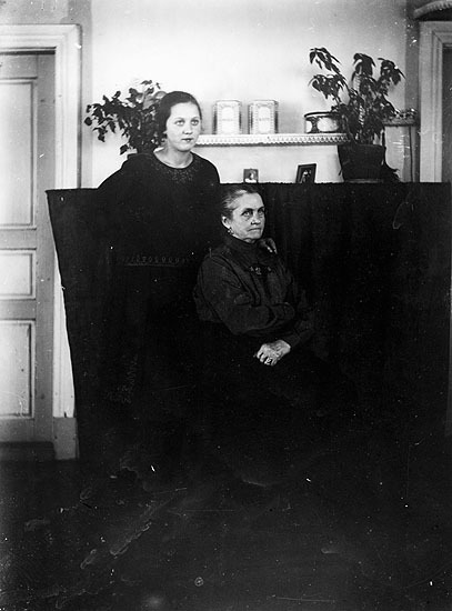 Märta Johansson med sin mor Augusta, Rödningstj...