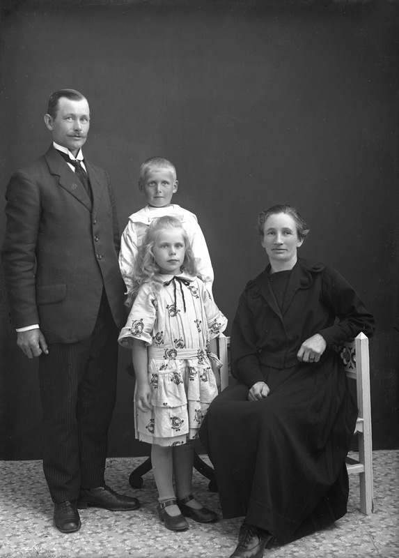 Anton Norén med fru Augusta och barnen Arnold o...
