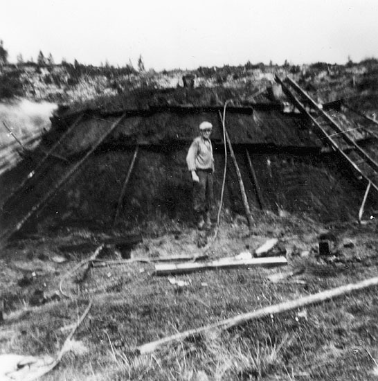 Kolning. Ivar Olofsson i kolningsarbete 1941.