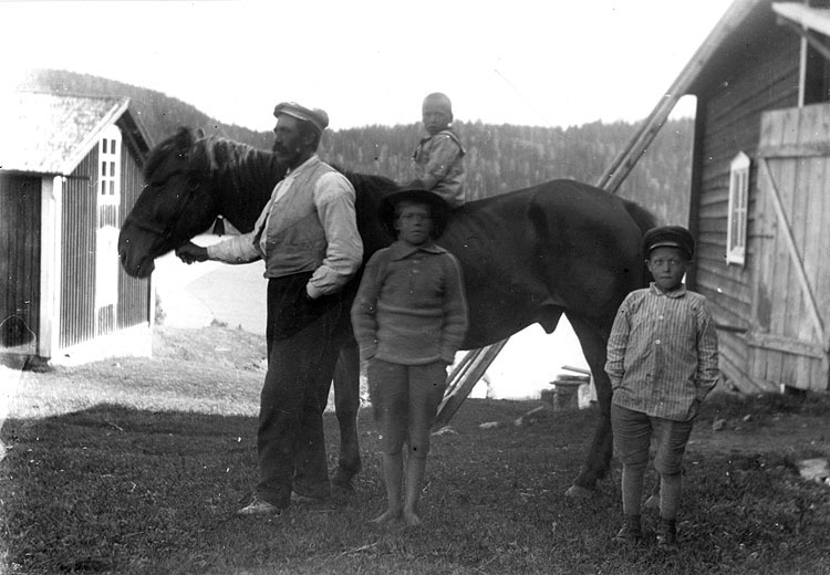 August Nyström, Bjursjön, med barnen Nils, Bert...