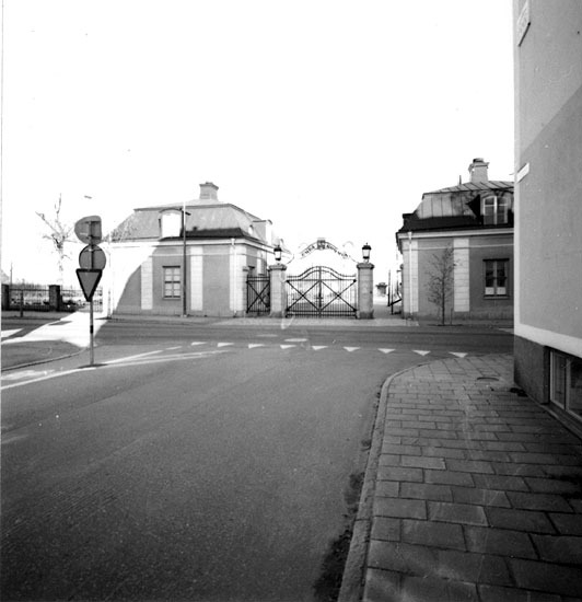 Stadshuset (K4). Portal mot Skolgatan, grindfod...
