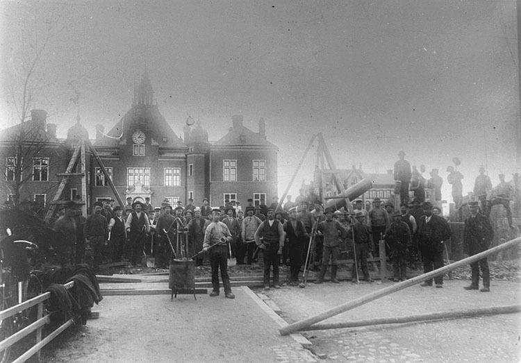 Vattenledning dras fram genom Umeå 1899. Från h...